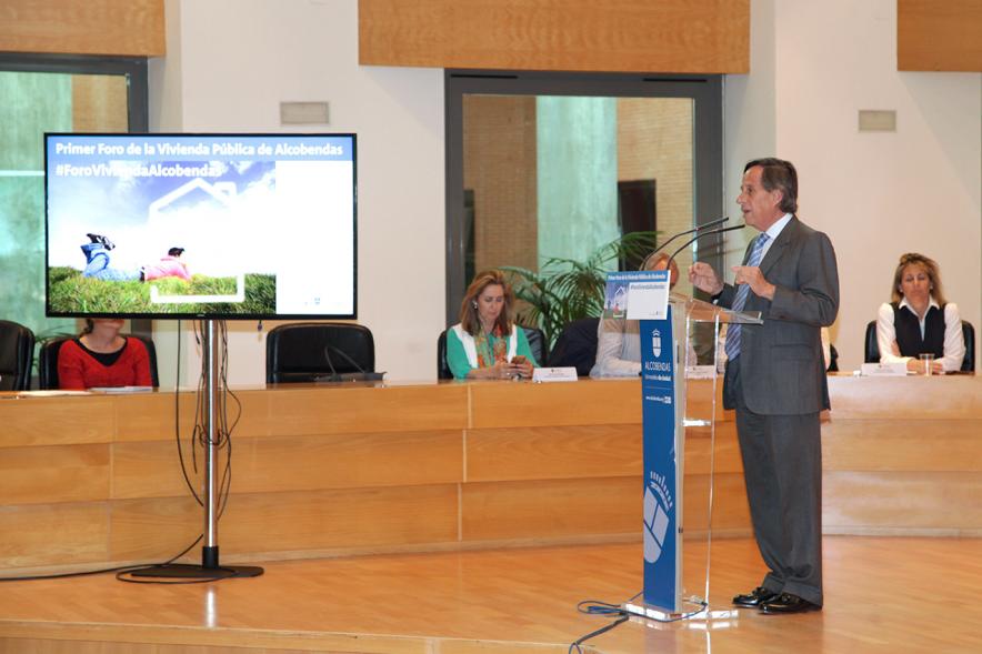 Ier Foro de la Vivienda Pública de Alcobendas - Imagen del alcalde García de Vinuesa en un momento de su intervención.