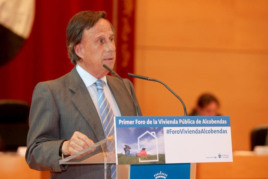 Ier Foro de la Vivienda Pública de Alcobendas - Imagen del alcalde García de Vinuesa en un momento de su intervención.