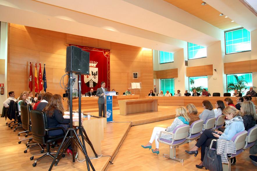 Ier Foro de la Vivienda Pública de Alcobendas - Imagen del alcalde García de Vinuesa en un momento de su intervención.