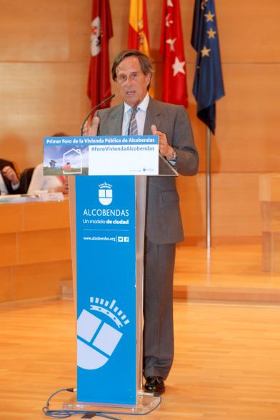 Ier Foro de la Vivienda Pública de Alcobendas - Imagen del alcalde García de Vinuesa en un momento de su intervención.