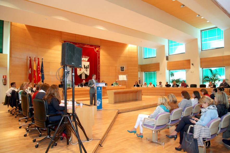 Ier Foro de la Vivienda Pública de Alcobendas - Imagen del alcalde García de Vinuesa en un momento de su intervención.