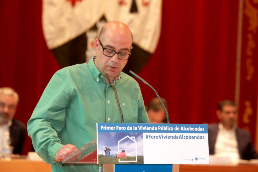 Ier Foro de la Vivienda Pública de Alcobendas - Imagen de uno de los ponentes en un momento de su intervención.