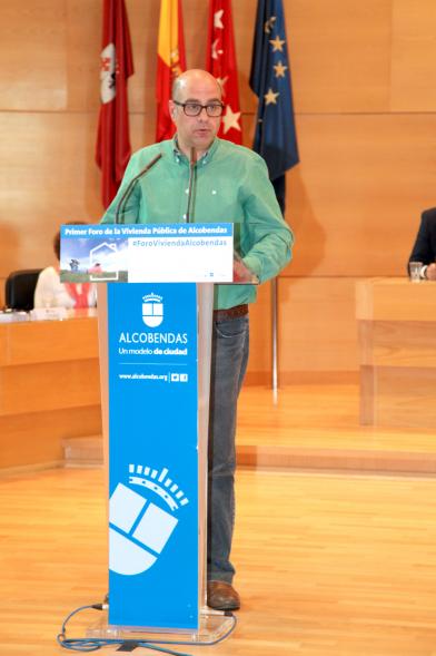 Ier Foro de la Vivienda Pública de Alcobendas - Imagen de uno de los ponentes en un momento de su intervención.