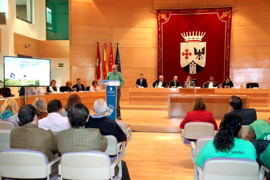 Ier Foro de la Vivienda Pública de Alcobendas - Imagen de uno de los ponentes en un momento de su intervención.