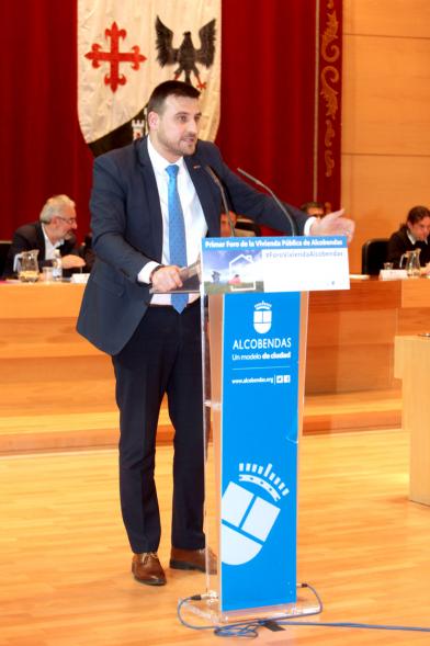 Ier Foro de la Vivienda Pública de Alcobendas - Imagen de uno de los ponentes en un momento de su intervención.