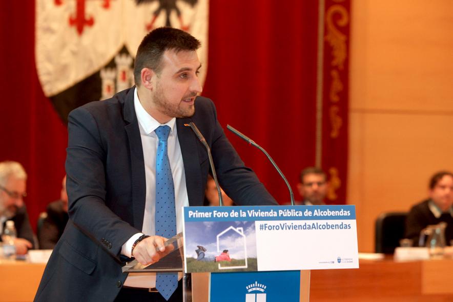 Ier Foro de la Vivienda Pública de Alcobendas - Imagen de uno de los ponentes en un momento de su intervención.