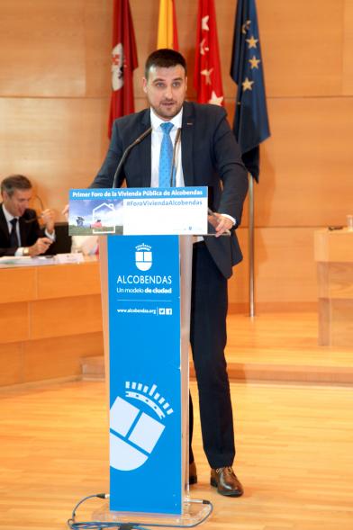 Ier Foro de la Vivienda Pública de Alcobendas - Imagen de uno de los ponentes en un momento de su intervención.