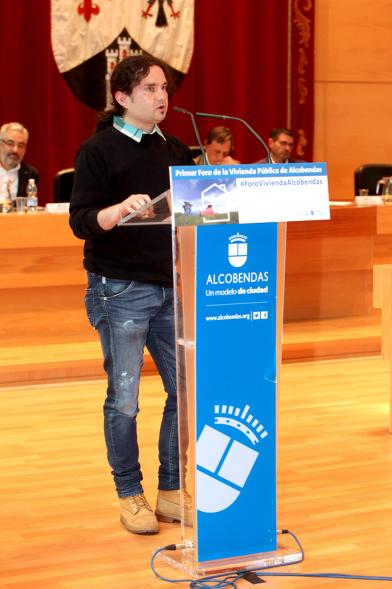 Ier Foro de la Vivienda Pública de Alcobendas - Imagen de uno de los ponentes en un momento de su intervención.