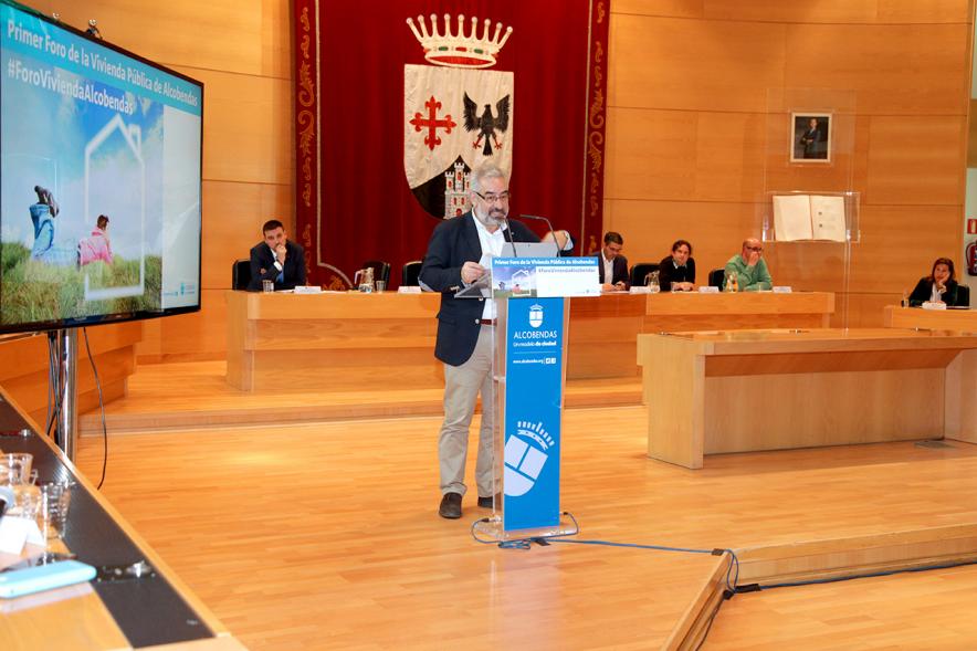 Ier Foro de la Vivienda Pública de Alcobendas - Imagen de uno de los ponentes en un momento de su intervención.