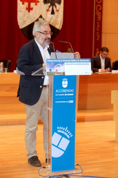 Ier Foro de la Vivienda Pública de Alcobendas - Imagen de uno de los ponentes en un momento de su intervención.