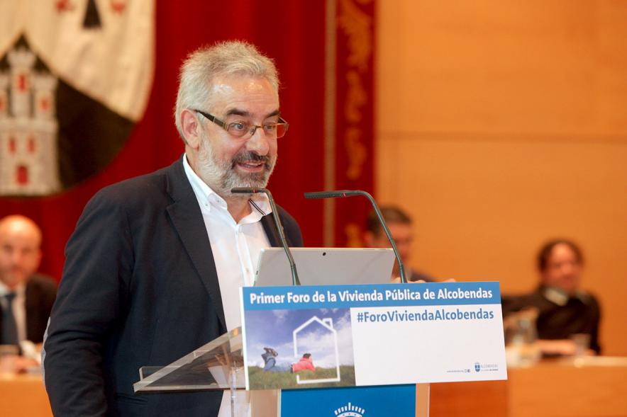 Ier Foro de la Vivienda Pública de Alcobendas - Imagen de uno de los ponentes en un momento de su intervención.