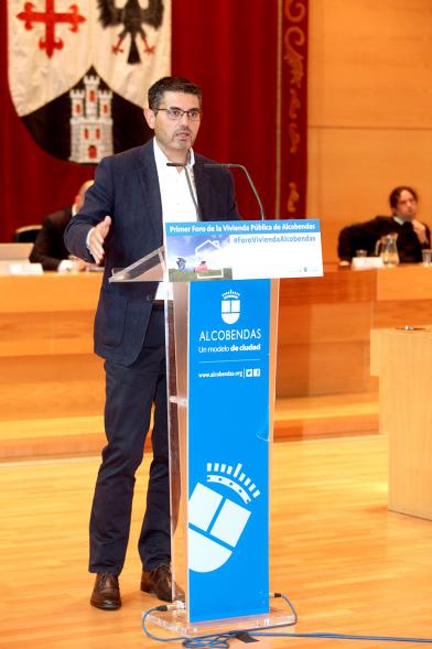 Ier Foro de la Vivienda Pública de Alcobendas - Imagen de uno de los ponentes en un momento de su intervención.