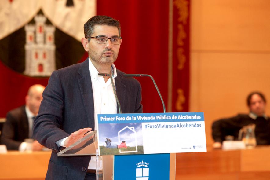 Ier Foro de la Vivienda Pública de Alcobendas - Imagen de uno de los ponentes en un momento de su intervención.