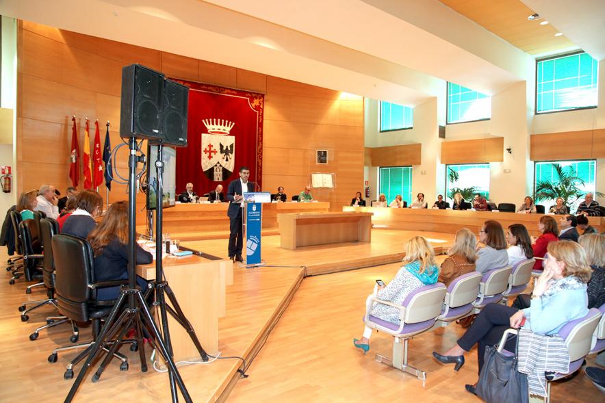 Ier Foro de la Vivienda Pública de Alcobendas - Imagen de uno de los ponentes en un momento de su intervención.