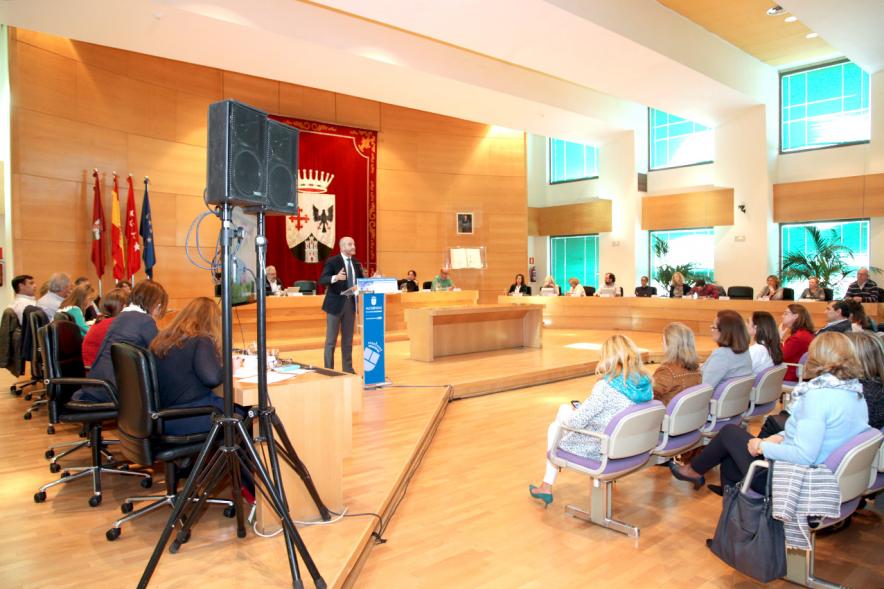 Ier Foro de la Vivienda Pública de Alcobendas - Imagen de uno de los ponentes en un momento de su intervención.