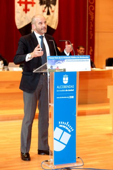 Ier Foro de la Vivienda Pública de Alcobendas - Imagen de uno de los ponentes en un momento de su intervención.