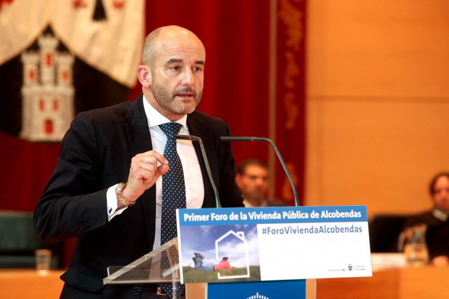 Ier Foro de la Vivienda Pública de Alcobendas - Imagen de uno de los ponentes en un momento de su intervención.