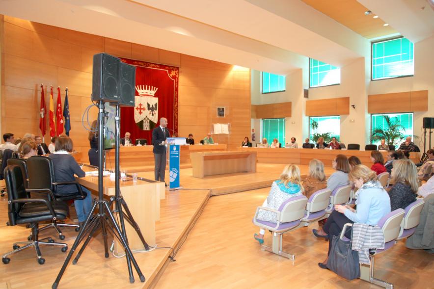 Ier Foro de la Vivienda Pública de Alcobendas - Imagen de uno de los ponentes en un momento de su intervención.
