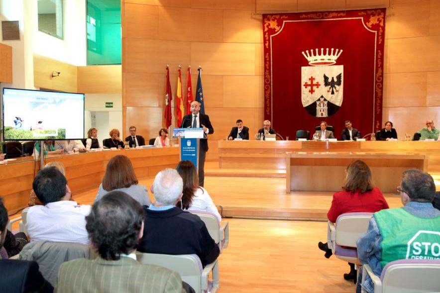 Ier Foro de la Vivienda Pública de Alcobendas - Imagen de uno de los ponentes en un momento de su intervención.