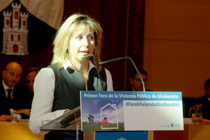 Ier Foro de la Vivienda Pública de Alcobendas - Imagen de una de las ponentes en un momento de su intervención.