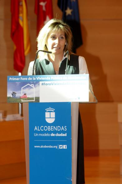 Ier Foro de la Vivienda Pública de Alcobendas - Imagen de una de las ponentes en un momento de su intervención.