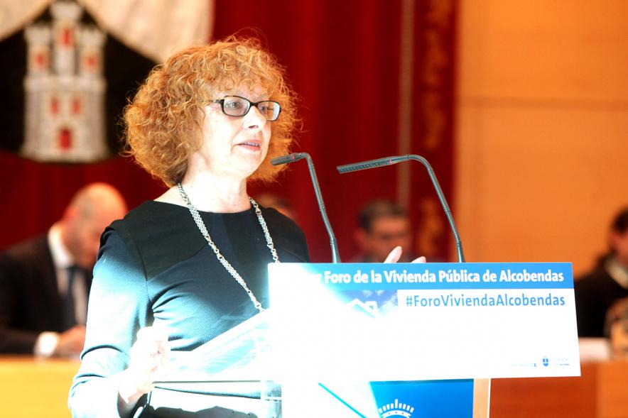 Ier Foro de la Vivienda Pública de Alcobendas - Imagen de una de las ponentes en un momento de su intervención.