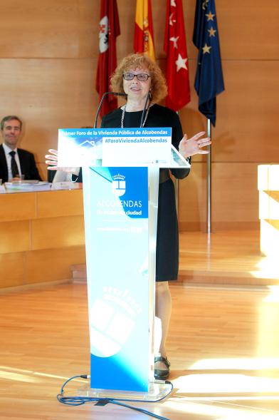 Ier Foro de la Vivienda Pública de Alcobendas - Imagen de una de las ponentes en un momento de su intervención.