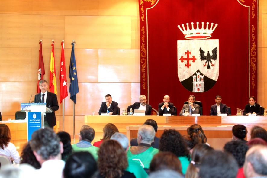 Ier Foro de la Vivienda Pública de Alcobendas - Imagen de la mesa que preside el foro.