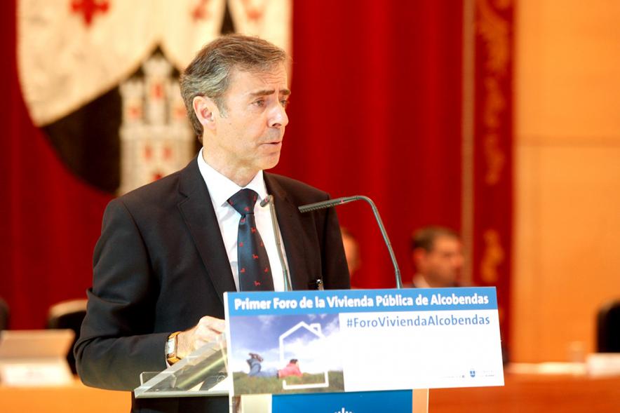 Ier Foro de la Vivienda Pública de Alcobendas - Imagen de uno de los ponentes en un momento de su intervención.