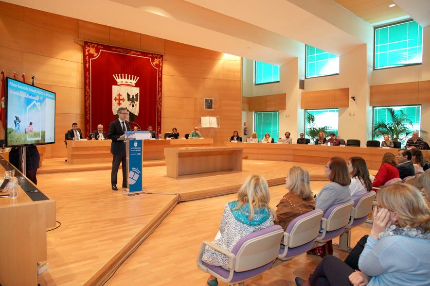 Ier Foro de la Vivienda Pública de Alcobendas - Imagen de uno de los ponentes en un momento de su intervención.