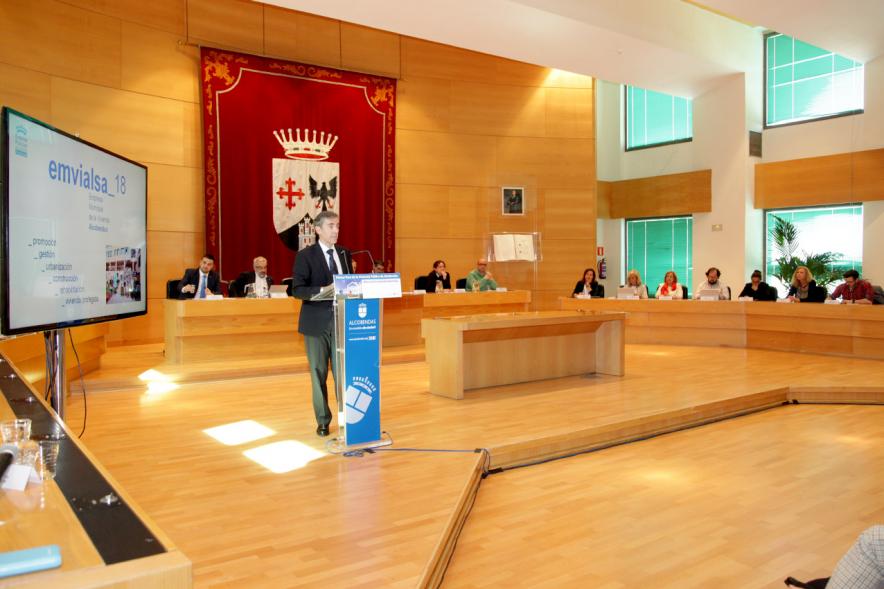 Ier Foro de la Vivienda Pública de Alcobendas - Imagen de uno de los ponentes en un momento de su intervención.
