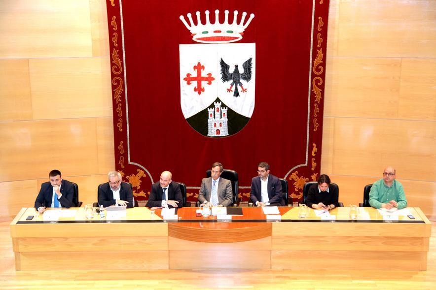 Ier Foro de la Vivienda Pública de Alcobendas - Imagen vista cenital de la de la mesa que preside el foro.