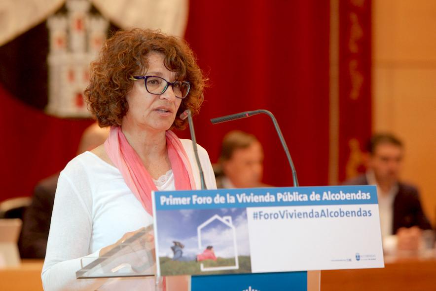 Ier Foro de la Vivienda Pública de Alcobendas - Imagen de una de las ponentes en un momento de su intervención.