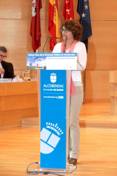 Ier Foro de la Vivienda Pública de Alcobendas - Imagen de una de las ponentes en un momento de su intervención.