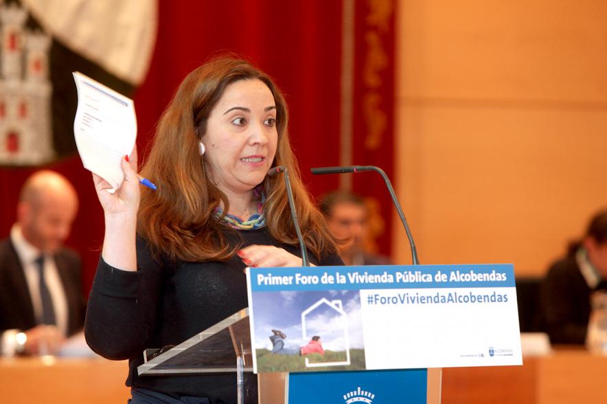 Ier Foro de la Vivienda Pública de Alcobendas - Imagen de una de las ponentes en un momento de su intervención.