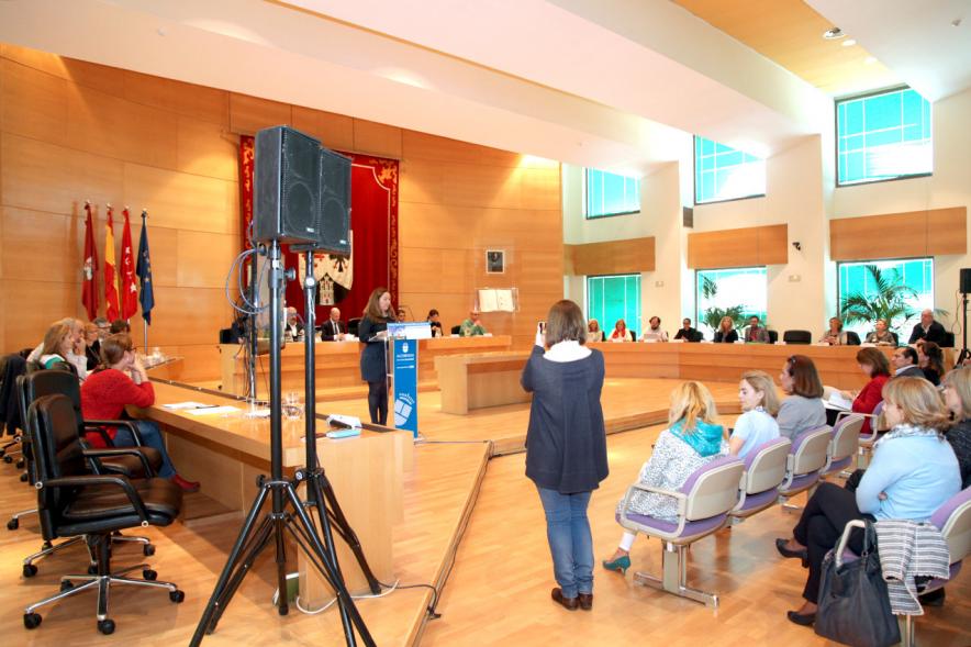 Ier Foro de la Vivienda Pública de Alcobendas - Imagen de una de las ponentes en un momento de su intervención.
