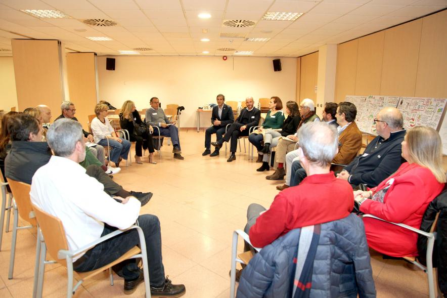 Foro Estudios y Análisis Distrito Urbanizaciones - Imagen de los vecinos, en círculo,  reunidos con los responsables  municipales del distrito.