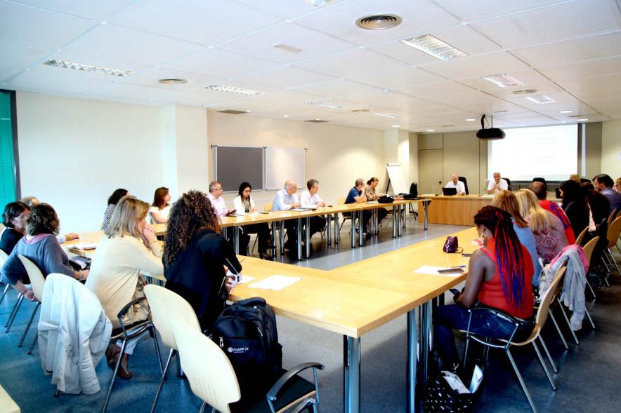 Foro de Cooperación al Desarrollo sobre Subvenciones -  Imagen lateral del grupo de asistentes al foro.