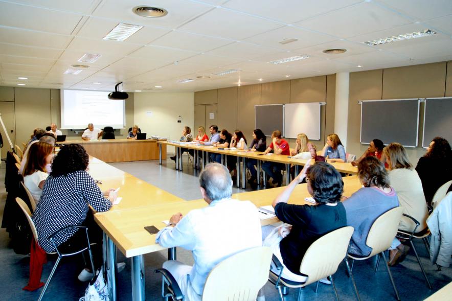 Foro de Cooperación al Desarrollo sobre Subvenciones - Imagen posterior de la sala con los asistentes.