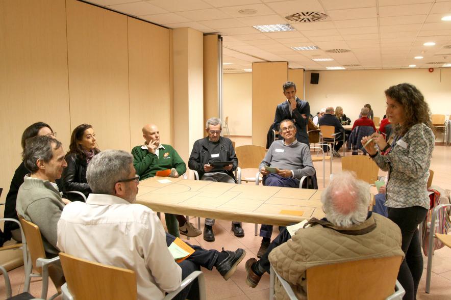 Foro Estudios y Análisis Distrito Urbanizaciones -  Imagen de la mesa redonda de los vecinos y los responsables  municipales del distrito.