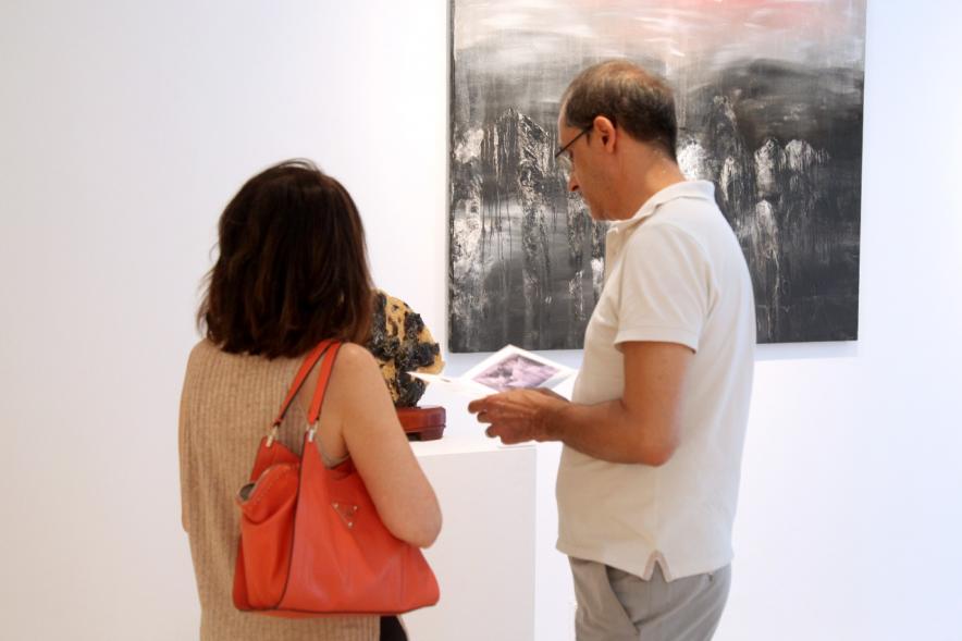 Inauguración Exposición "Frente a Frente" de Miren Aguirre - Público asistente a la exposición.