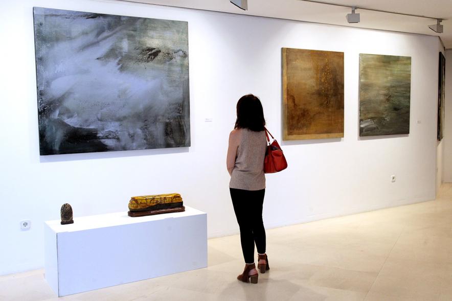 Inauguración Exposición "Frente a Frente" de Miren Aguirre - Público asistente a la exposición.