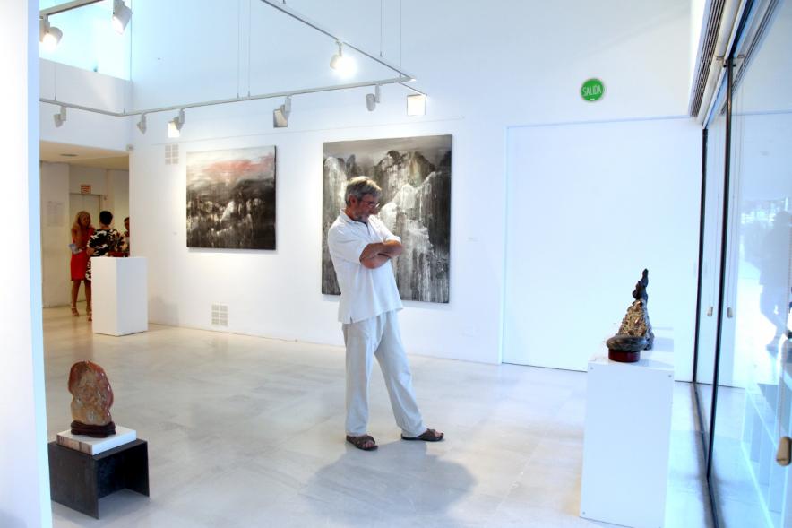 Inauguración Exposición "Frente a Frente" de Miren Aguirre - Público asistente a la exposición.