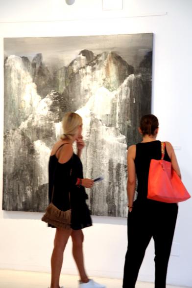 Inauguración Exposición "Frente a Frente" de Miren Aguirre - Público asistente a la exposición.
