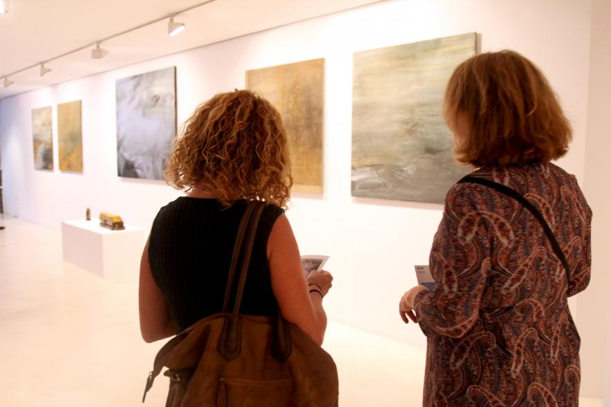 Inauguración Exposición "Frente a Frente" de Miren Aguirre - Público asistente a la exposición.