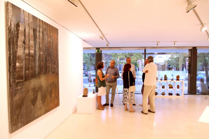 Inauguración Exposición "Frente a Frente" de Miren Aguirre - Público asistente a la exposición.