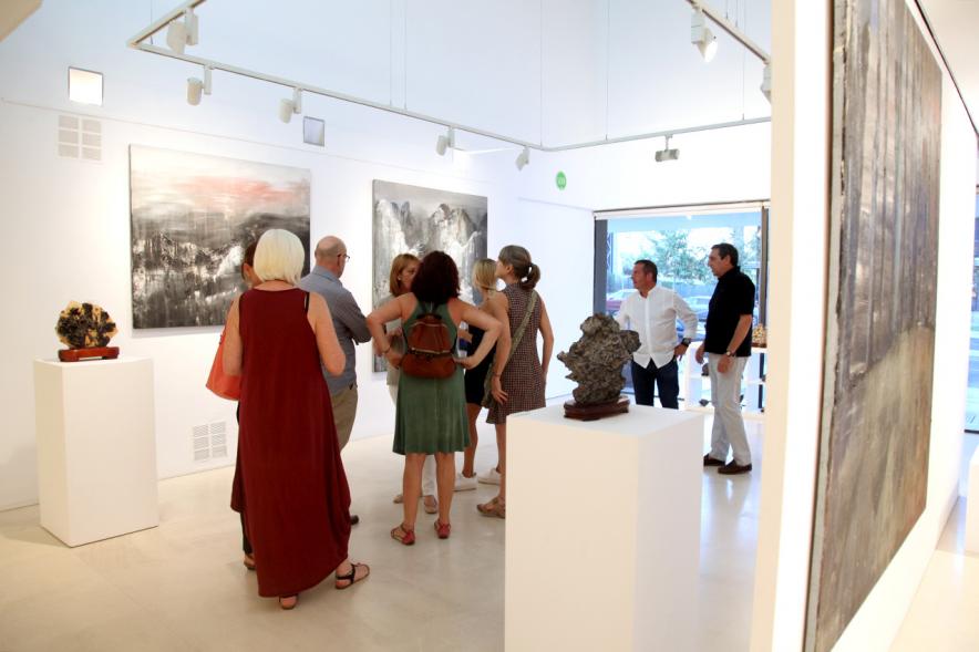 Inauguración Exposición "Frente a Frente" de Miren Aguirre - Público asistente a la exposición.
