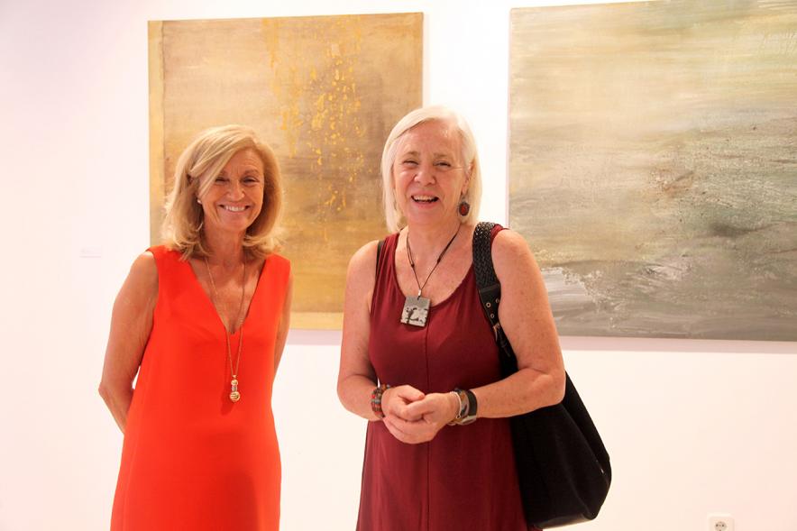 Inauguración Exposición "Frente a Frente" de Miren Aguirre - La autora de la exposición Miren Aguirre con una asistente.