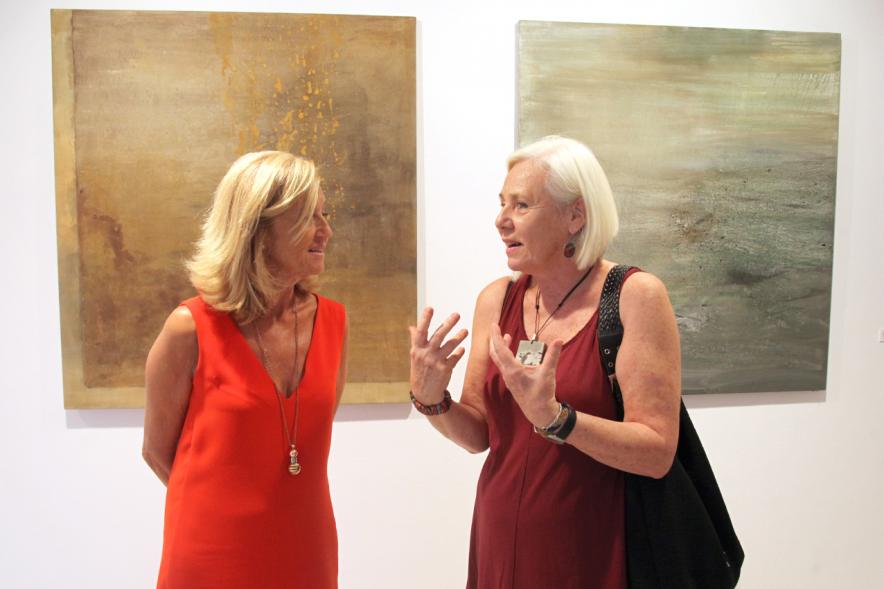 Inauguración Exposición "Frente a Frente" de Miren Aguirre - La autora de la exposición Miren Aguirre con una asistente.