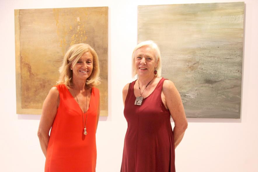 Inauguración Exposición "Frente a Frente" de Miren Aguirre - La autora de la exposición Miren Aguirre con una asistente.